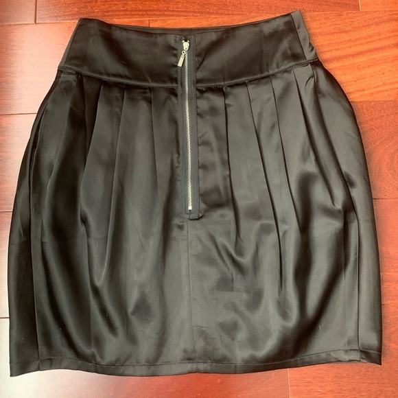 Black skirt with exposed zipper - Picture 2 of 3